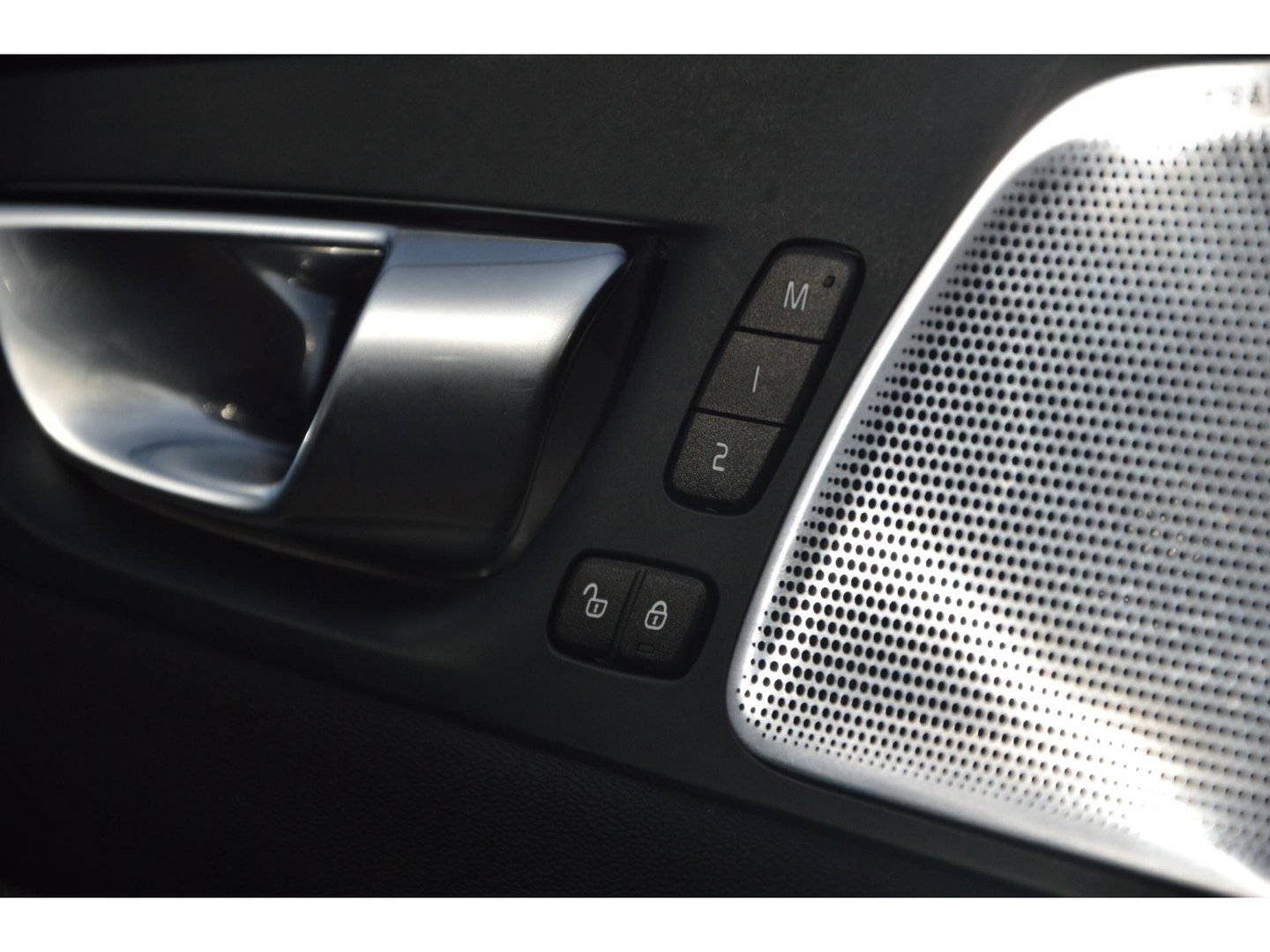 Volvo XC60 Hybride AWD Black Edition | Luchtvering | Bowers & Wilkins | 360° Camera | Panoramadak |