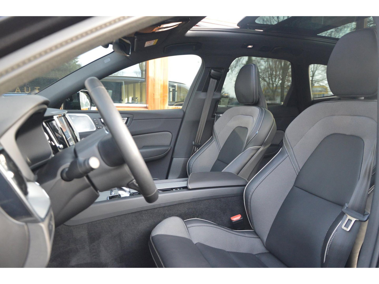 Volvo XC60 Hybride AWD Black Edition | Luchtvering | Bowers & Wilkins | 360° Camera | Panoramadak |
