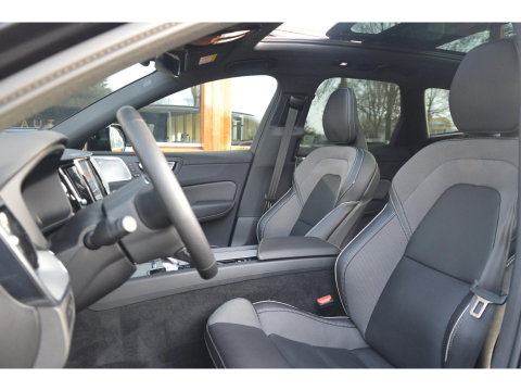 Volvo XC60 Hybride AWD Black Edition | Luchtvering | Bowers & Wilkins | 360° Camera | Panoramadak |
