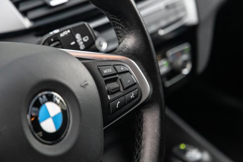 BMW X1 xDrive25e Executive X CAMERA / CARPLAY / HEAD UP DISPLAY / LEDER / LED / CRUISE CONTROLE / STOELVERWARMING