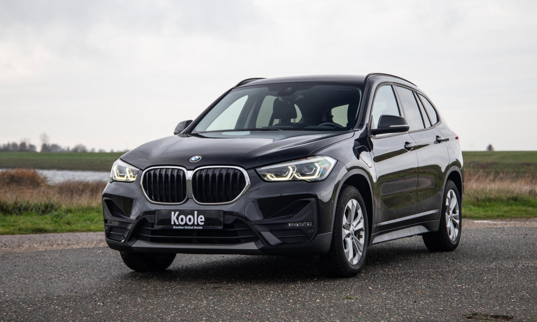 BMW X1 xDrive25e Executive X CAMERA / CARPLAY / HEAD UP DISPLAY / LEDER / LED / CRUISE CONTROLE / STOELVERWARMING
