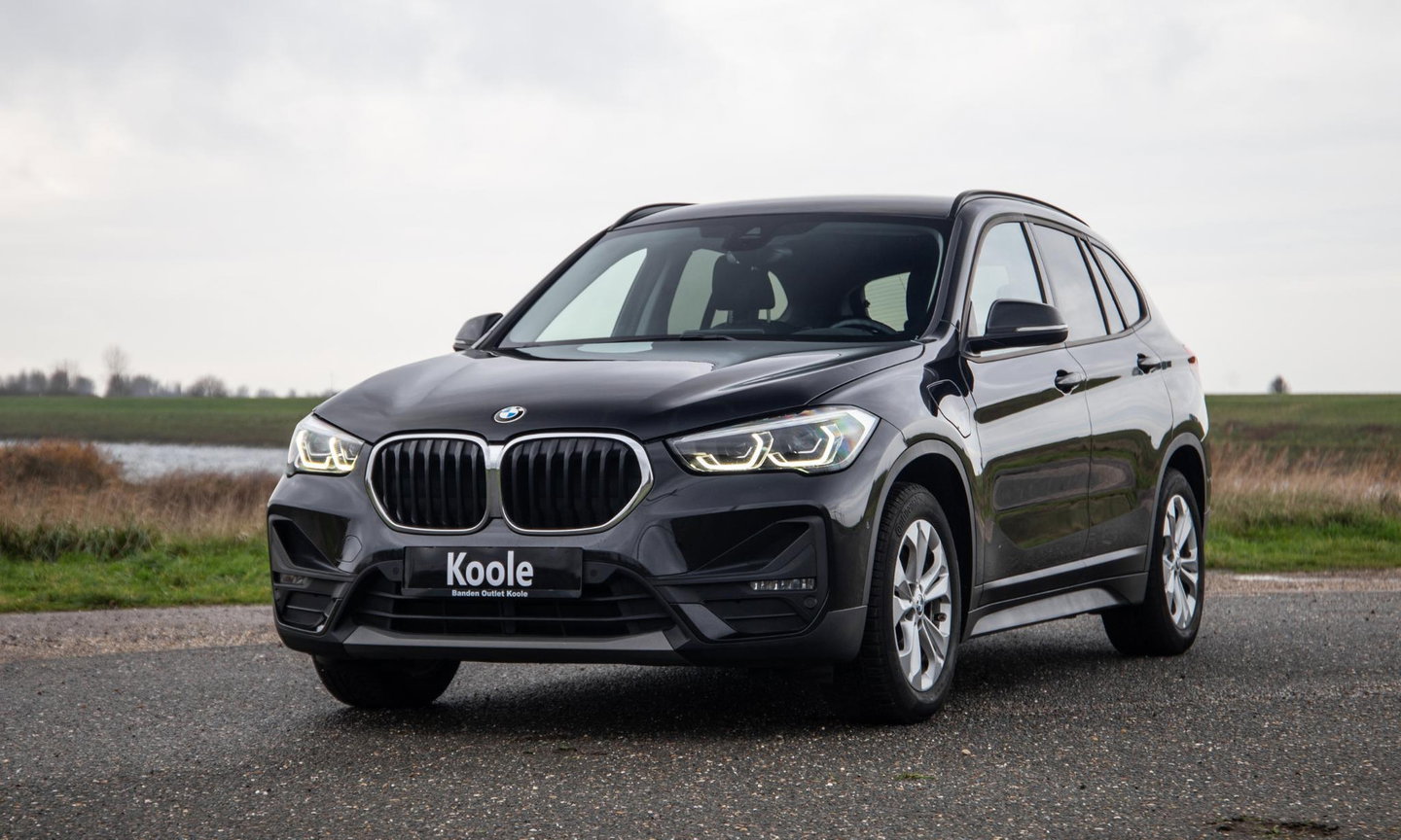 BMW X1 xDrive25e Executive X CAMERA / CARPLAY / HEAD UP DISPLAY / LEDER / LED / CRUISE CONTROLE / STOELVERWARMING