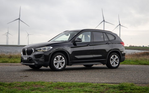 BMW X1 xDrive25e Executive X CAMERA / CARPLAY / HEAD UP DISPLAY / LEDER / LED / CRUISE CONTROLE / STOELVERWARMING