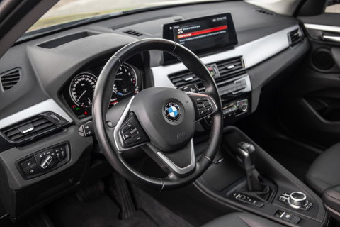 BMW X1 xDrive25e Executive X CAMERA / CARPLAY / HEAD UP DISPLAY / LEDER / LED / CRUISE CONTROLE / STOELVERWARMING