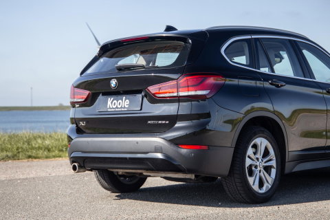 BMW X1 xDrive25e Executive BEIGE LEER / CAMERA / CARPLAY / HEAD UP DISPLAY / LED / CRUISE CONTROLE / STOELVERWARMING