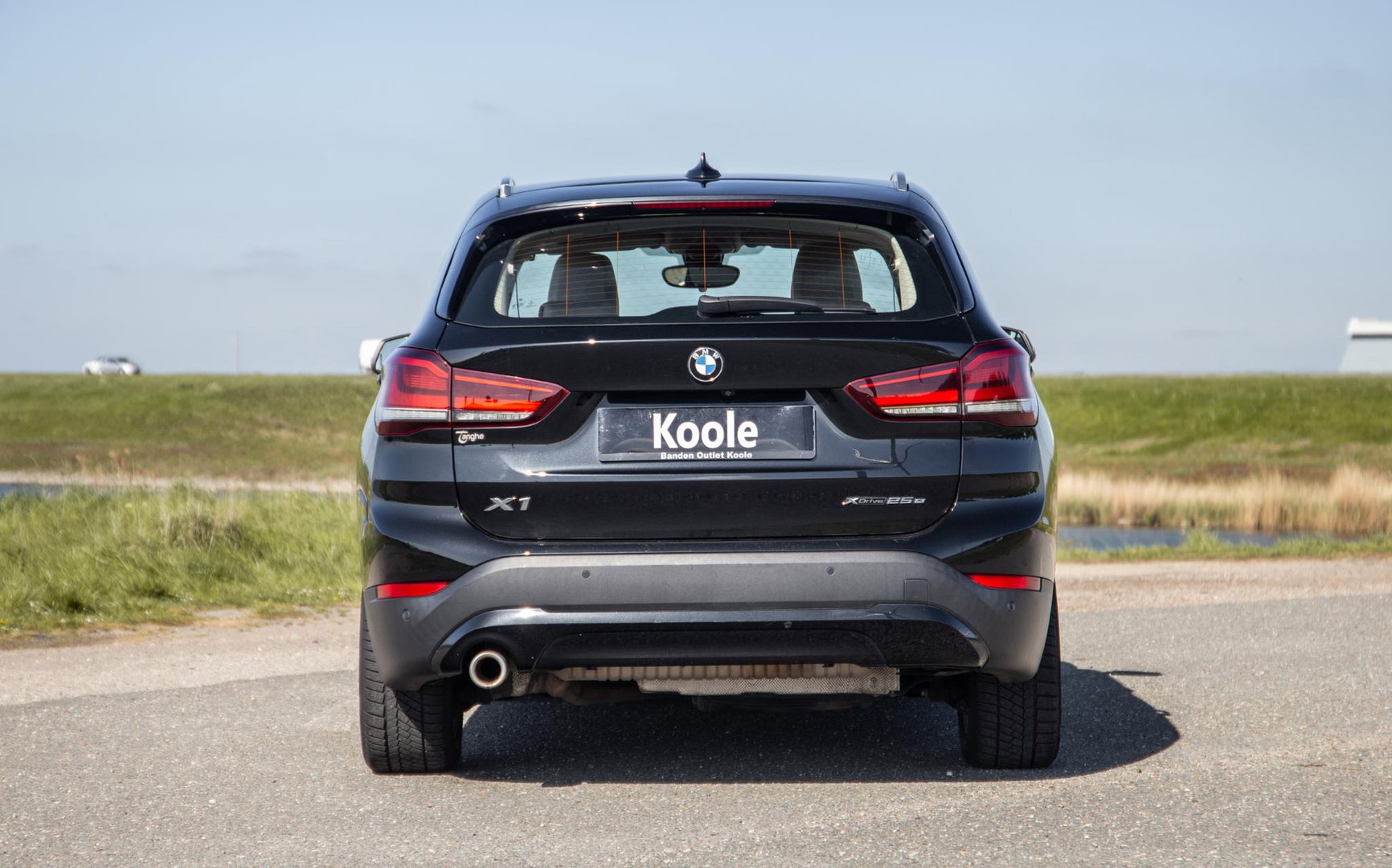 BMW X1 xDrive25e Executive BEIGE LEER / CAMERA / CARPLAY / HEAD UP DISPLAY / LED / CRUISE CONTROLE / STOELVERWARMING