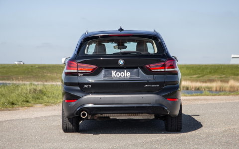 BMW X1 xDrive25e Executive BEIGE LEER / CAMERA / CARPLAY / HEAD UP DISPLAY / LED / CRUISE CONTROLE / STOELVERWARMING