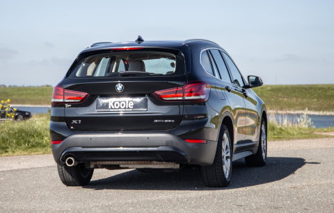 BMW X1 xDrive25e Executive BEIGE LEER / CAMERA / CARPLAY / HEAD UP DISPLAY / LED / CRUISE CONTROLE / STOELVERWARMING