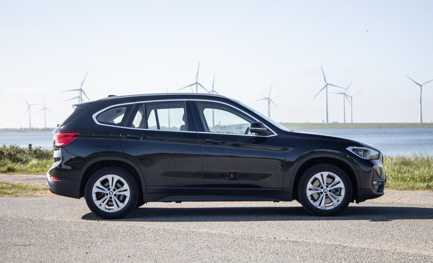 BMW X1 xDrive25e Executive BEIGE LEER / CAMERA / CARPLAY / HEAD UP DISPLAY / LED / CRUISE CONTROLE / STOELVERWARMING
