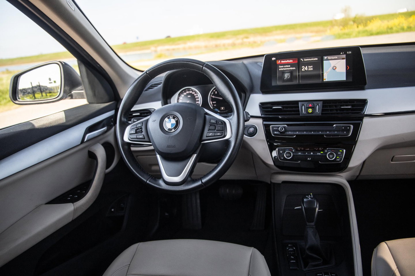 BMW X1 xDrive25e Executive BEIGE LEER / CAMERA / CARPLAY / HEAD UP DISPLAY / LED / CRUISE CONTROLE / STOELVERWARMING