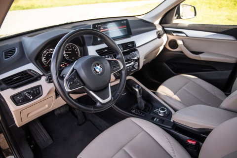 BMW X1 xDrive25e Executive BEIGE LEER / CAMERA / CARPLAY / HEAD UP DISPLAY / LED / CRUISE CONTROLE / STOELVERWARMING