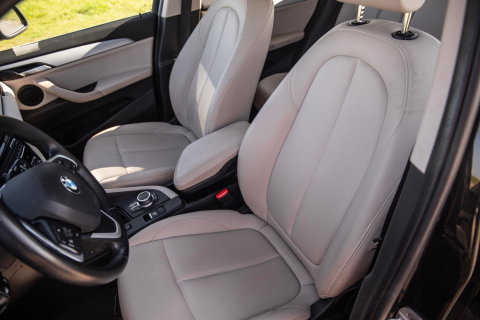 BMW X1 xDrive25e Executive BEIGE LEER / CAMERA / CARPLAY / HEAD UP DISPLAY / LED / CRUISE CONTROLE / STOELVERWARMING