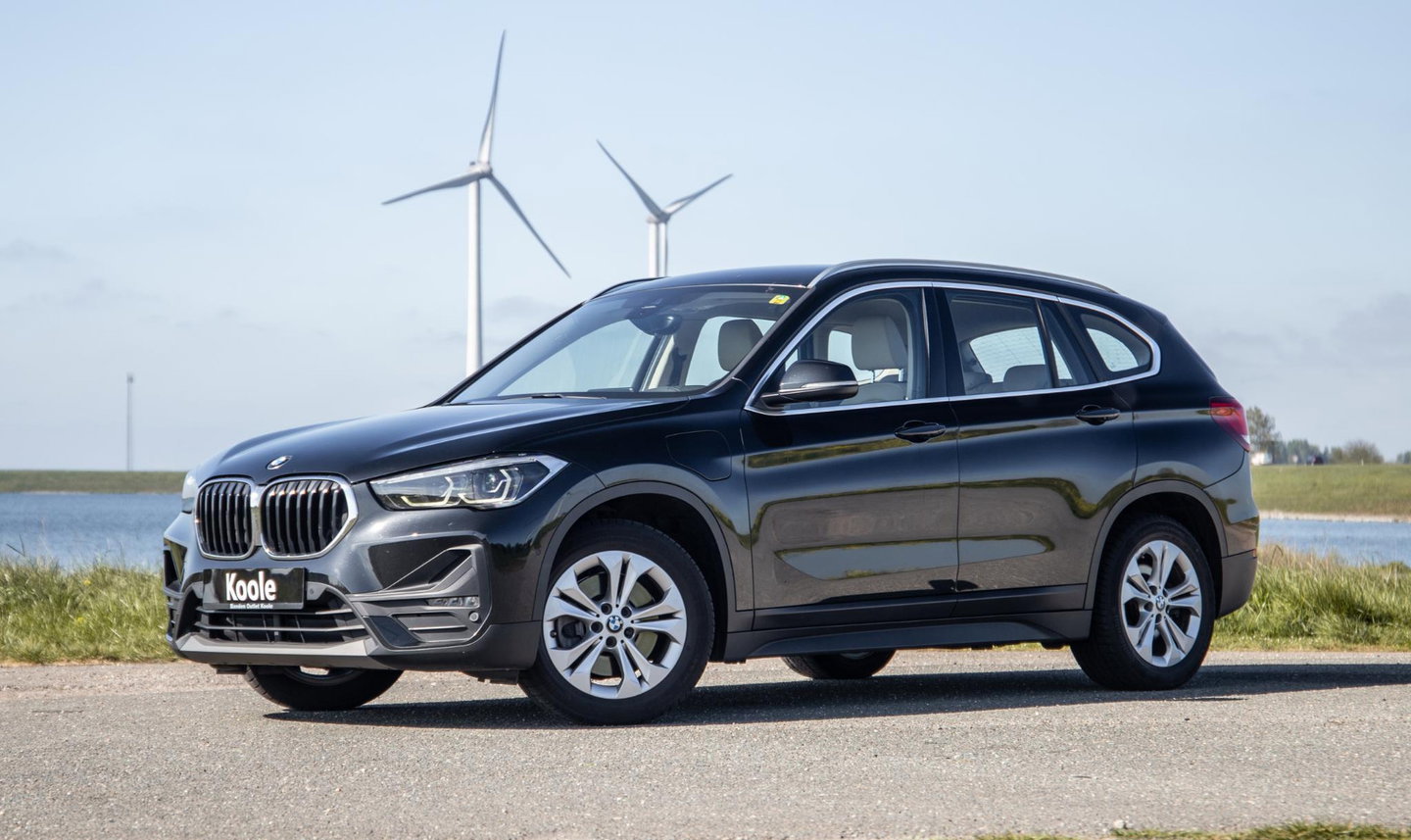BMW X1 xDrive25e Executive BEIGE LEER / CAMERA / CARPLAY / HEAD UP DISPLAY / LED / CRUISE CONTROLE / STOELVERWARMING