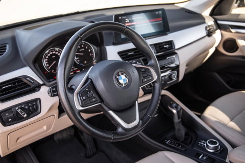 BMW X1 xDrive25e Executive BEIGE LEER / CAMERA / CARPLAY / HEAD UP DISPLAY / LED / CRUISE CONTROLE / STOELVERWARMING