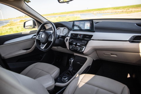 BMW X1 xDrive25e Executive BEIGE LEER / CAMERA / CARPLAY / HEAD UP DISPLAY / LED / CRUISE CONTROLE / STOELVERWARMING