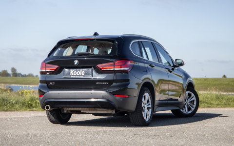 BMW X1 xDrive25e Executive BEIGE LEER / CAMERA / CARPLAY / HEAD UP DISPLAY / LED / CRUISE CONTROLE / STOELVERWARMING