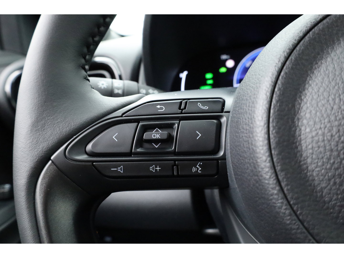 Toyota Yaris Cross 1.5 Hybrid 130 Teamplayer | Forest Green | Winter Pack | Safety Pack | Navi | Adapt. Cruise | Keyless | Camera