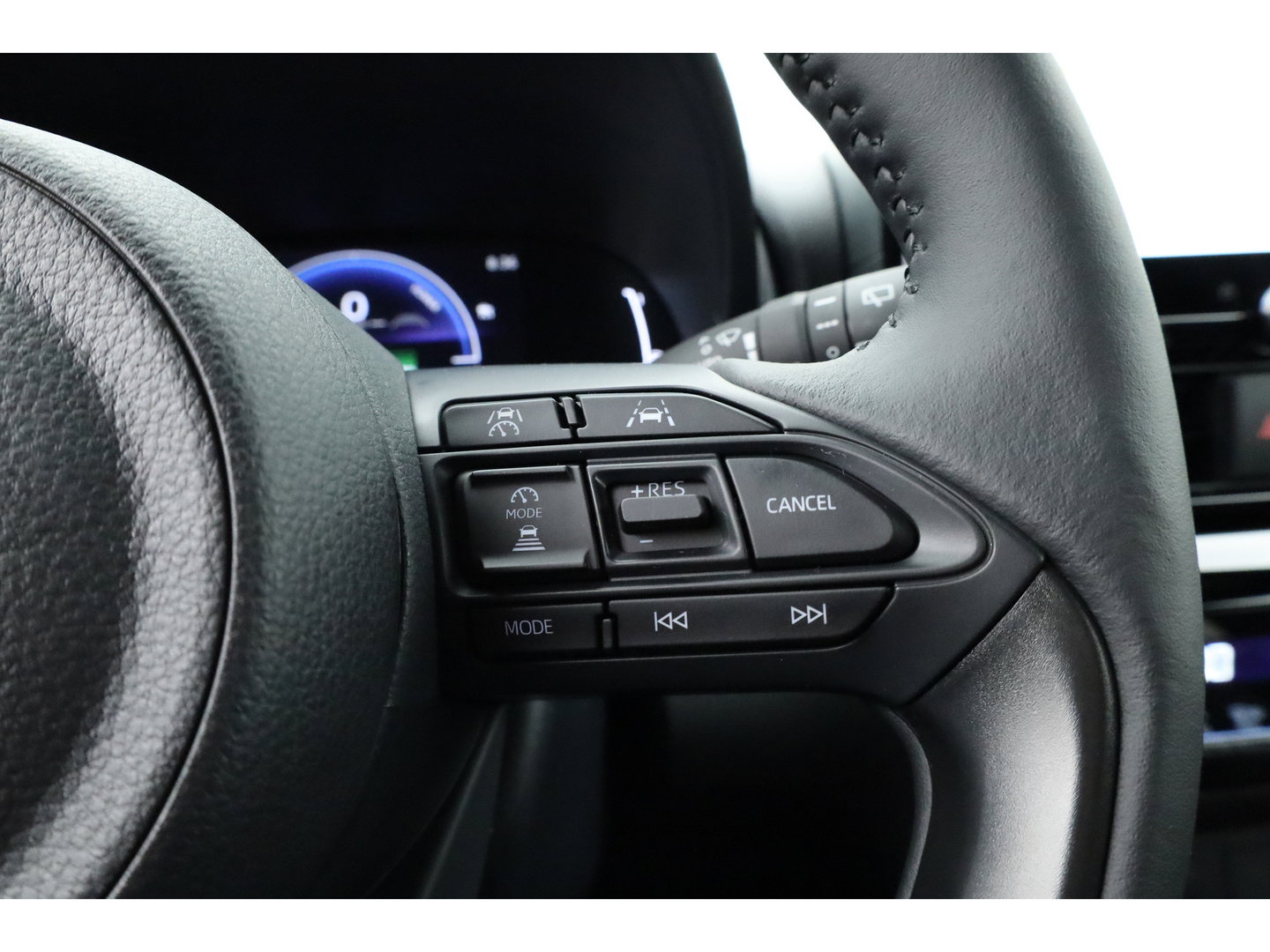 Toyota Yaris Cross 1.5 Hybrid 130 Teamplayer | Forest Green | Winter Pack | Safety Pack | Navi | Adapt. Cruise | Keyless | Camera