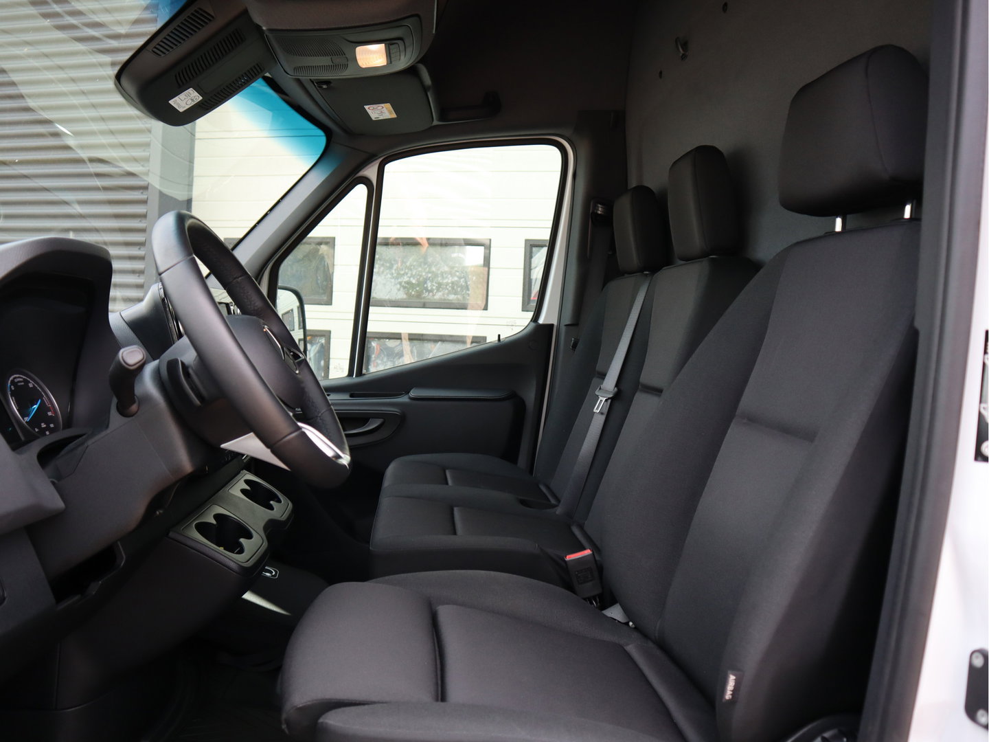 Mercedes-Benz eSprinter 320 81kWh L2H2 - Trekhaak - Cruise - MBUX - 2025