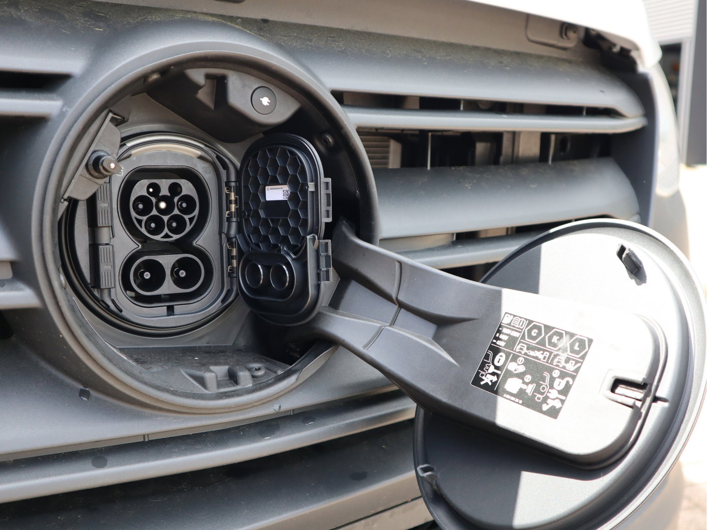 Mercedes-Benz eSprinter 320 81kWh L2H2 - Trekhaak - Cruise - MBUX - 2025