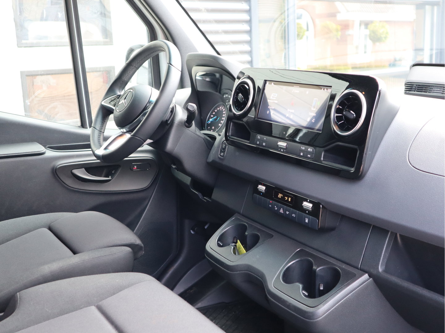 Mercedes-Benz eSprinter 320 81kWh L2H2 - Trekhaak - Cruise - MBUX - 2025