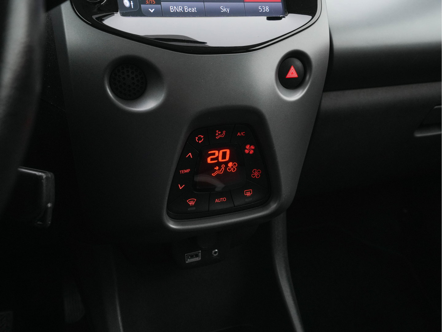 Toyota Aygo 1.0 VVT-i x-cite *AIRCO | CRUISE | CAMERA | CARPLAY | DAB | COMFORT-SEATS | PRIVACY-GLASS*