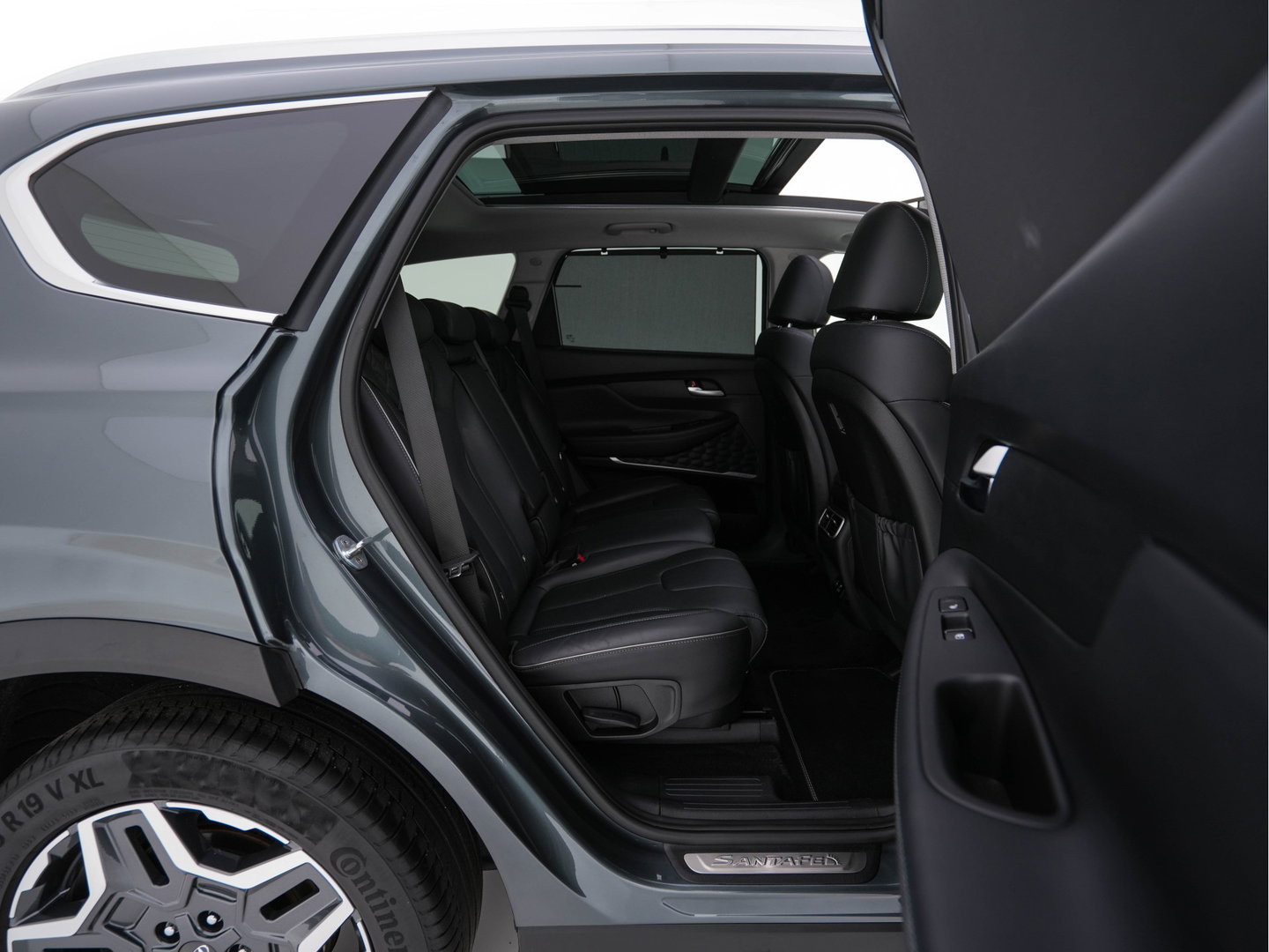 Hyundai Santa Fe 1.6 T-GDI HEV Premium Sky (Face-lift) (INCL-BTW) *PANO | LEATHER | FULL-LED | ADAPTIVE-CRUISE | BLINDSPOT | MEMORY-PACK | DIGI-COCKPIT | SHIFTPADDLES | PRIVACYGLASS | NAVI-FULLMAP | HEAD-UP |19''ALU*