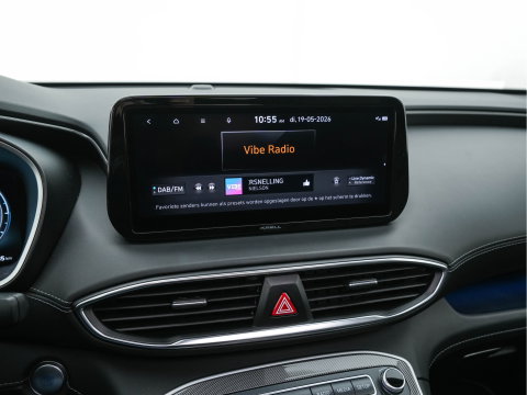 Hyundai Santa Fe 1.6 T-GDI HEV Premium Sky (Face-lift) (INCL-BTW) *PANO | LEATHER | FULL-LED | ADAPTIVE-CRUISE | BLINDSPOT | MEMORY-PACK | DIGI-COCKPIT | SHIFTPADDLES | PRIVACYGLASS | NAVI-FULLMAP | HEAD-UP |19''ALU*