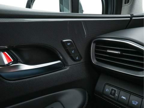 Hyundai Santa Fe 1.6 T-GDI HEV Premium Sky (Face-lift) (INCL-BTW) *PANO | LEATHER | FULL-LED | ADAPTIVE-CRUISE | BLINDSPOT | MEMORY-PACK | DIGI-COCKPIT | SHIFTPADDLES | PRIVACYGLASS | NAVI-FULLMAP | HEAD-UP |19''ALU*