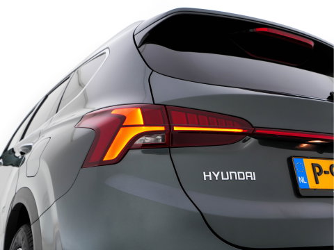 Hyundai Santa Fe 1.6 T-GDI HEV Premium Sky (Face-lift) (INCL-BTW) *PANO | LEATHER | FULL-LED | ADAPTIVE-CRUISE | BLINDSPOT | MEMORY-PACK | DIGI-COCKPIT | SHIFTPADDLES | PRIVACYGLASS | NAVI-FULLMAP | HEAD-UP |19''ALU*