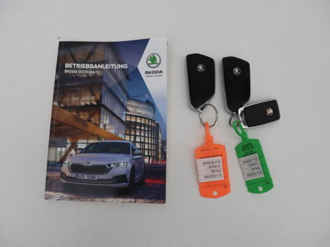 Škoda Octavia 1.4 TSI RS iV PHEV Business | Stoelverwarming | Matrix LED | Carplay | Sportstoelen | Keyless | Virtual Cockpit | Parkeerhulp | Sfeerverlichting | Side Assist | Cruise control | Plug In