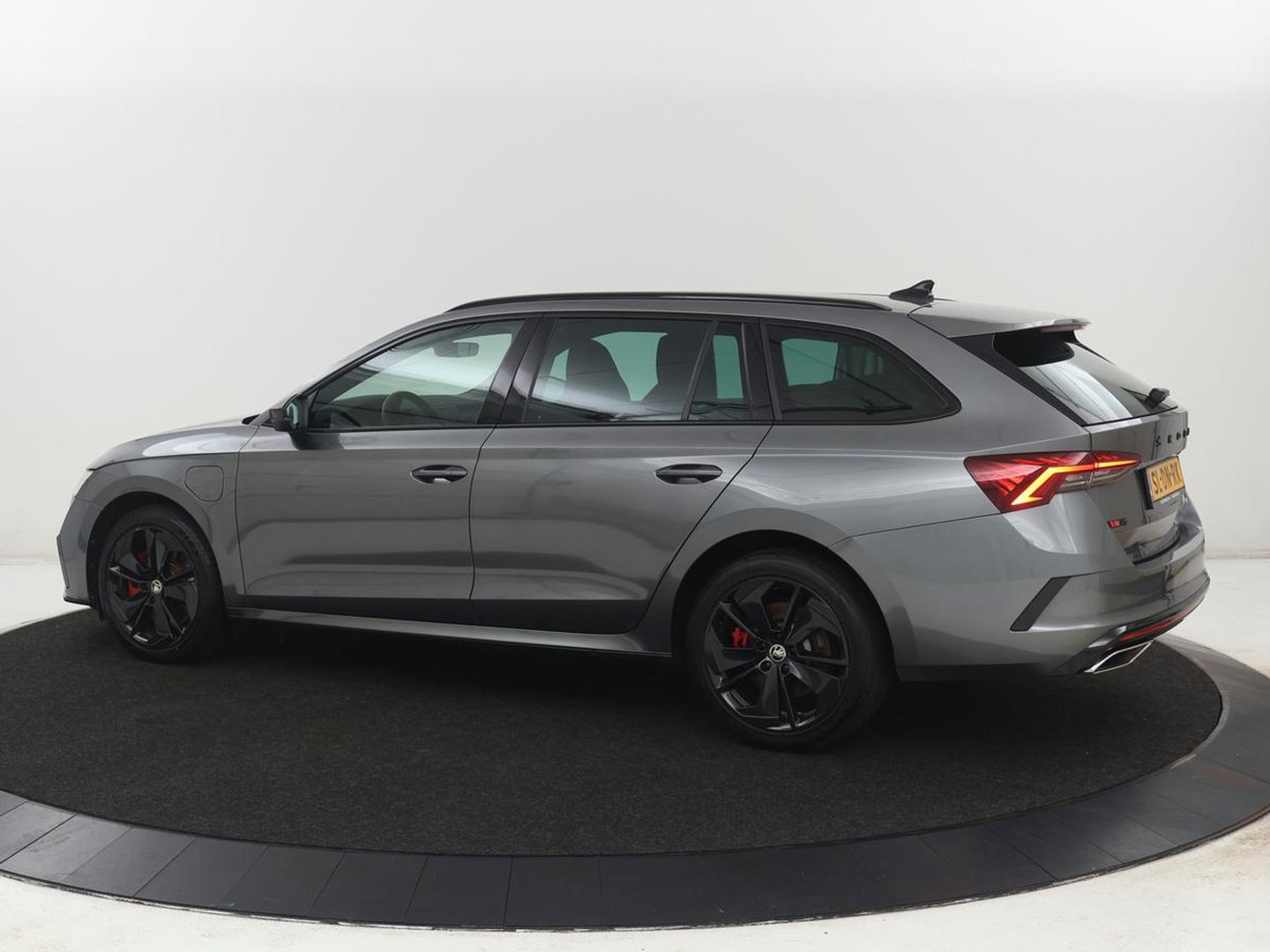 Škoda Octavia 1.4 TSI RS iV PHEV Business | Stoelverwarming | Matrix LED | Carplay | Sportstoelen | Keyless | Virtual Cockpit | Parkeerhulp | Sfeerverlichting | Side Assist | Cruise control | Plug In