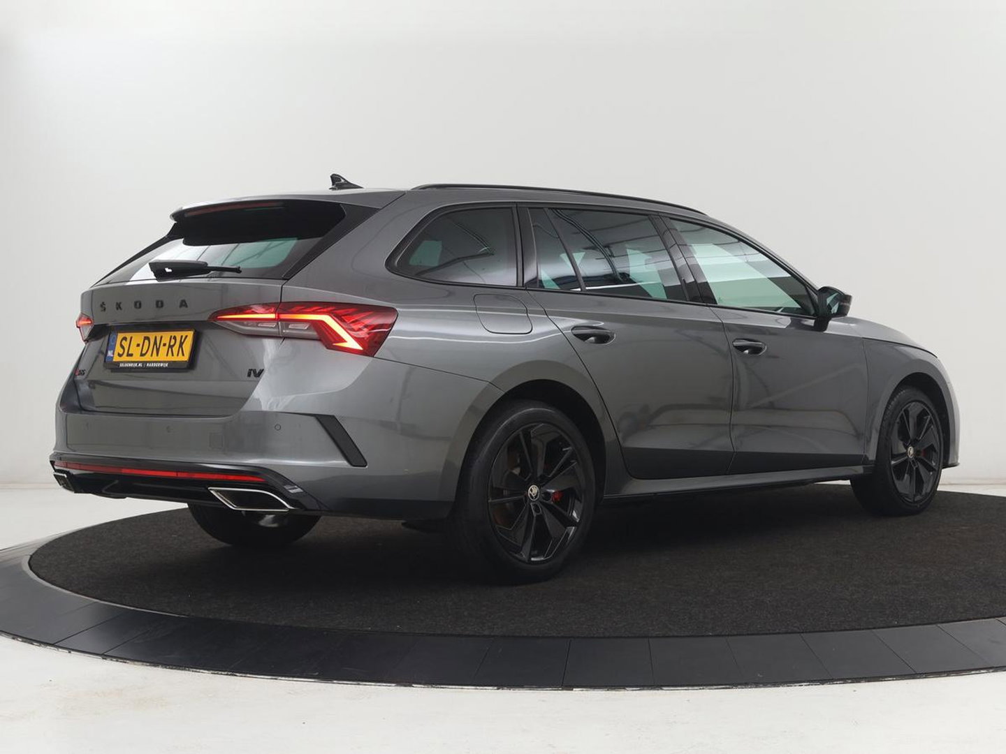 Škoda Octavia 1.4 TSI RS iV PHEV Business | Stoelverwarming | Matrix LED | Carplay | Sportstoelen | Keyless | Virtual Cockpit | Parkeerhulp | Sfeerverlichting | Side Assist | Cruise control | Plug In