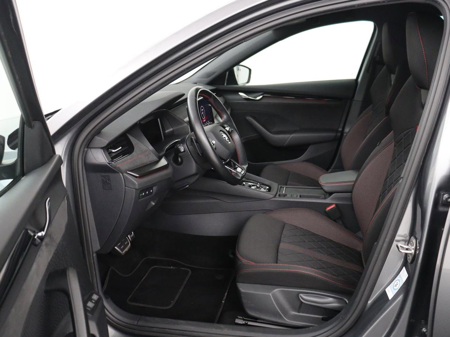 Škoda Octavia 1.4 TSI RS iV PHEV Business | Stoelverwarming | Matrix LED | Carplay | Sportstoelen | Keyless | Virtual Cockpit | Parkeerhulp | Sfeerverlichting | Side Assist | Cruise control | Plug In