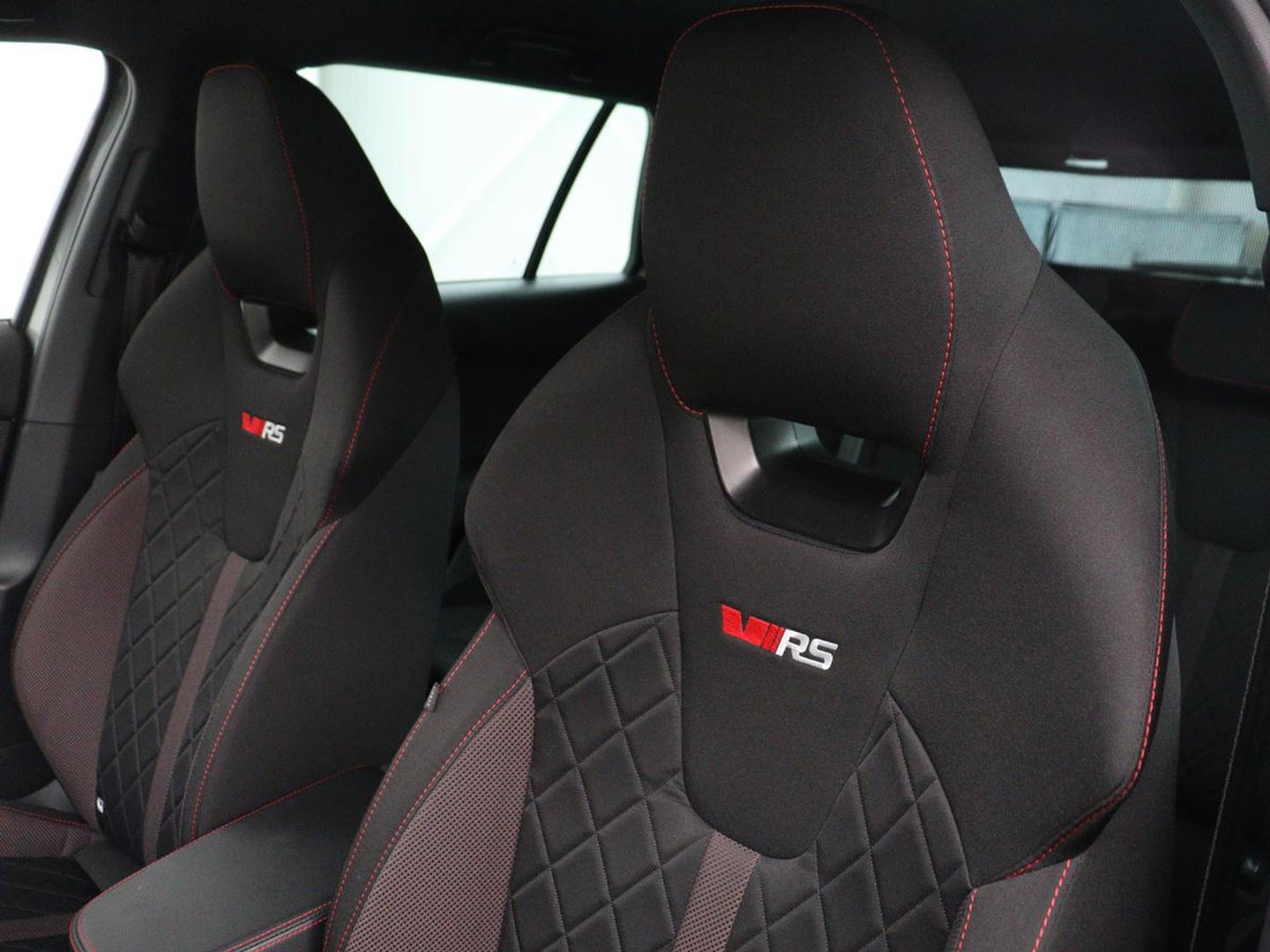 Škoda Octavia 1.4 TSI RS iV PHEV Business | Stoelverwarming | Matrix LED | Carplay | Sportstoelen | Keyless | Virtual Cockpit | Parkeerhulp | Sfeerverlichting | Side Assist | Cruise control | Plug In