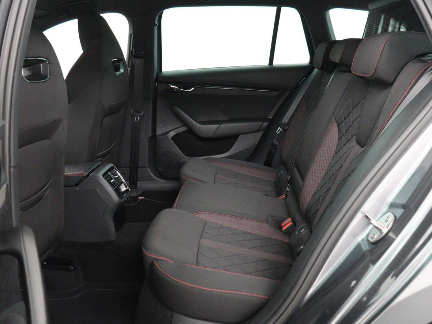 Škoda Octavia 1.4 TSI RS iV PHEV Business | Stoelverwarming | Matrix LED | Carplay | Sportstoelen | Keyless | Virtual Cockpit | Parkeerhulp | Sfeerverlichting | Side Assist | Cruise control | Plug In
