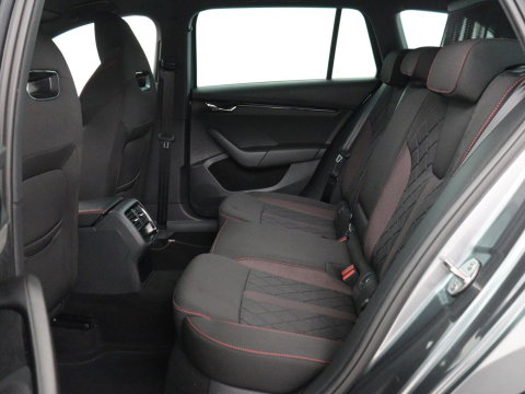 Škoda Octavia 1.4 TSI RS iV PHEV Business | Stoelverwarming | Matrix LED | Carplay | Sportstoelen | Keyless | Virtual Cockpit | Parkeerhulp | Sfeerverlichting | Side Assist | Cruise control | Plug In