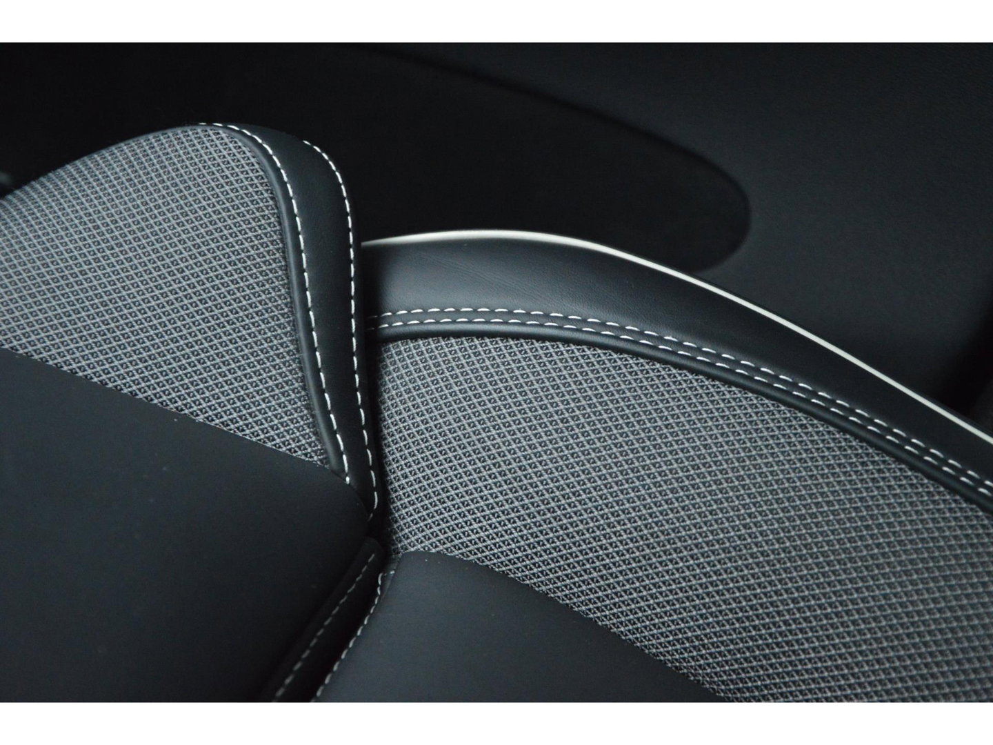 Volvo XC60 Hybride AWD Black Edition | Luchtvering | Bowers & Wilkins | 360° Camera | Panoramadak |