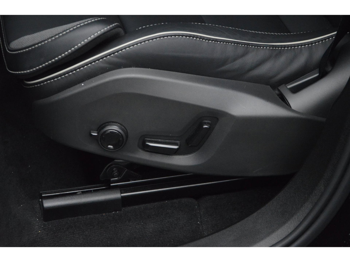 Volvo XC60 Hybride AWD Black Edition | Luchtvering | Bowers & Wilkins | 360° Camera | Panoramadak |