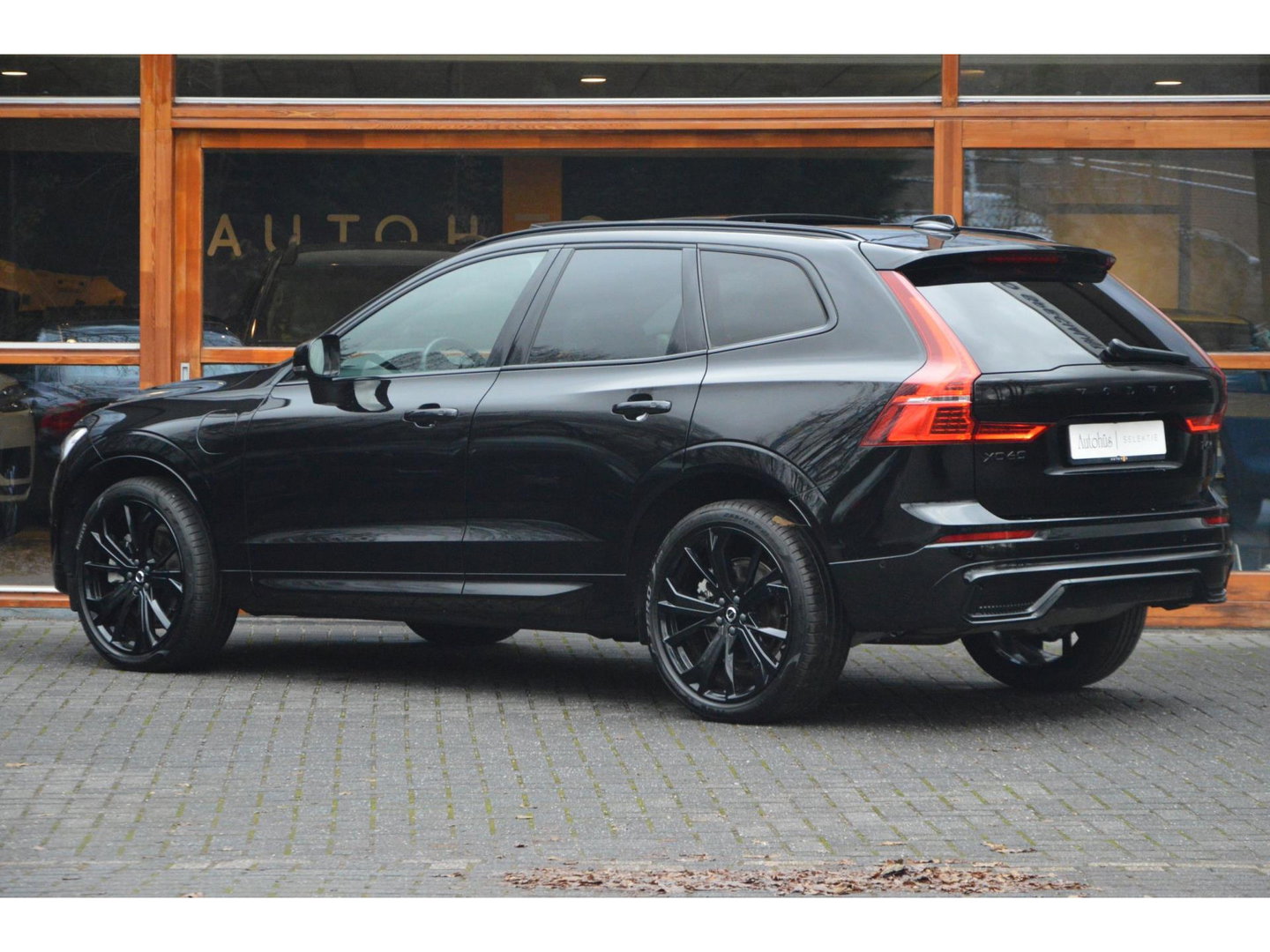 Volvo XC60 Hybride AWD Black Edition | Luchtvering | Bowers & Wilkins | 360° Camera | Panoramadak |