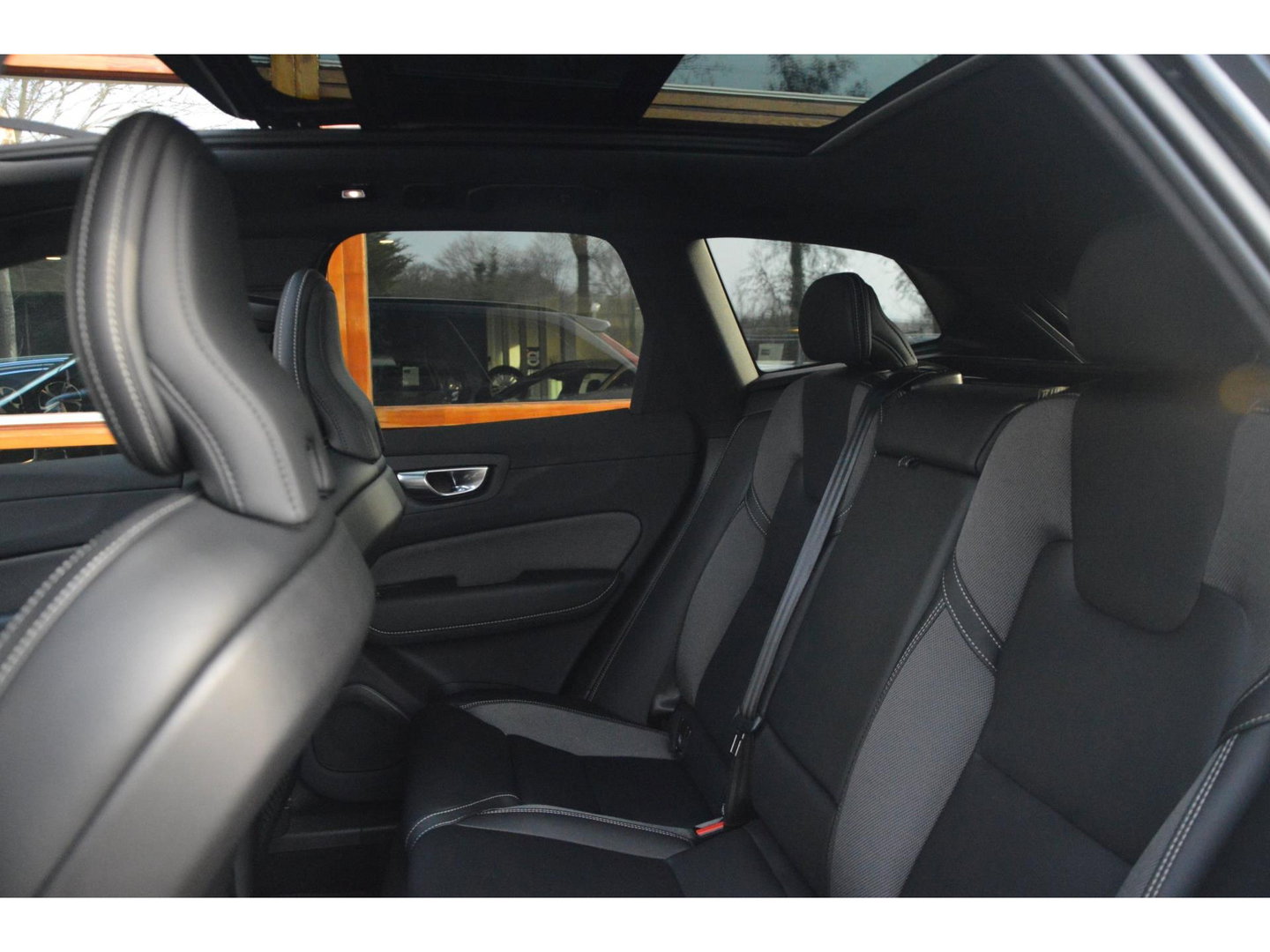 Volvo XC60 Hybride AWD Black Edition | Luchtvering | Bowers & Wilkins | 360° Camera | Panoramadak |