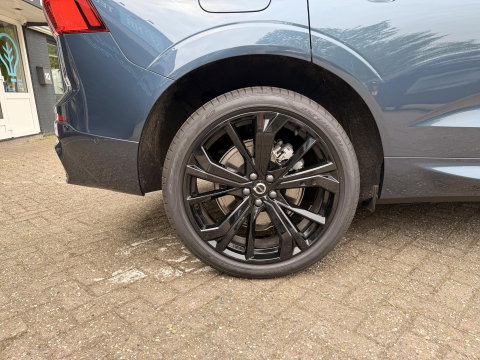Volvo XC60 2.0 T8 Plug-in hybrid AWD Ultra Dark Facelift model l 21 inc l 360 l stoel verwarming l 455pk