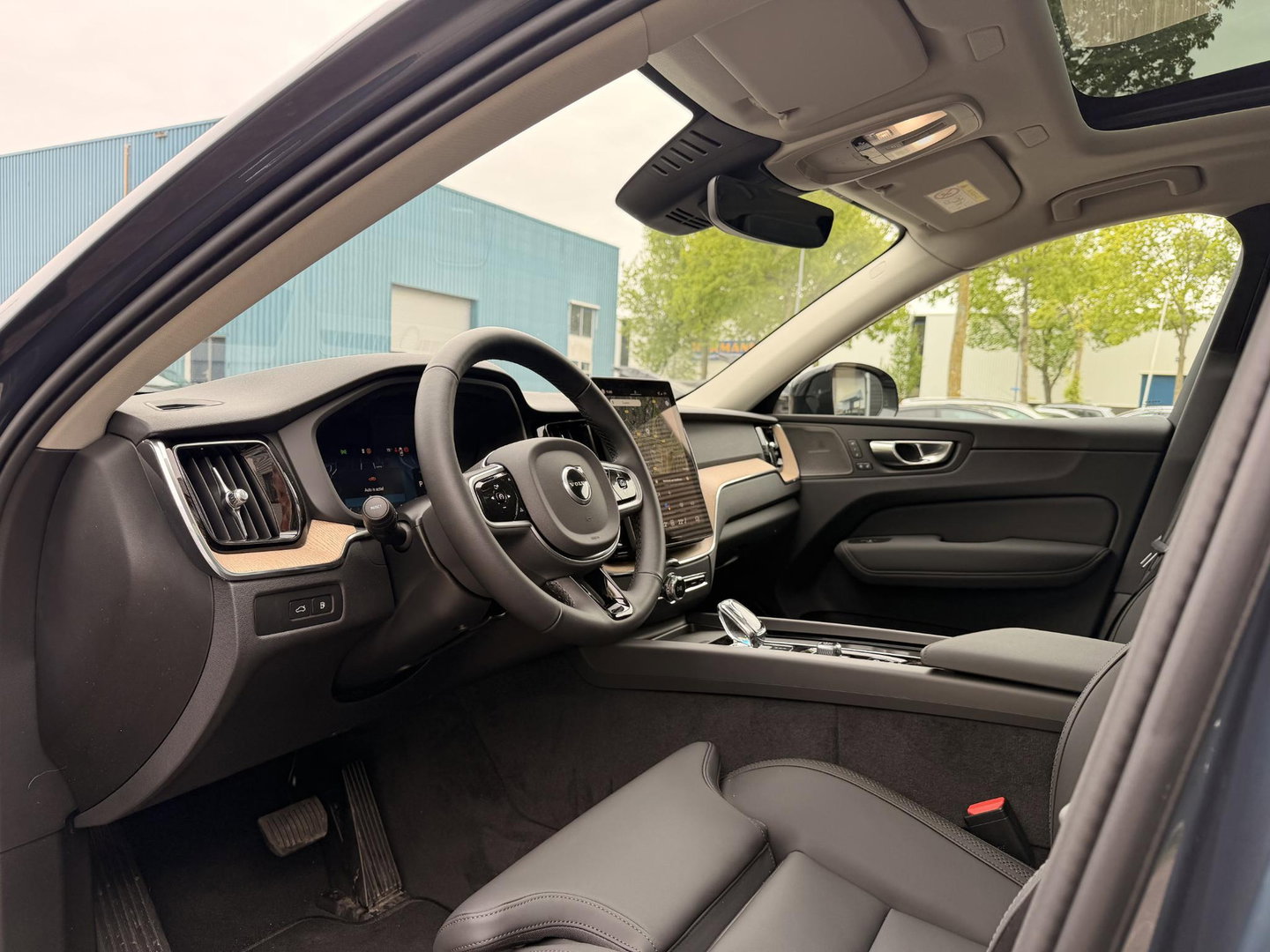 Volvo XC60 2.0 T8 Plug-in hybrid AWD Ultra Dark Facelift model l 21 inc l 360 l stoel verwarming l 455pk