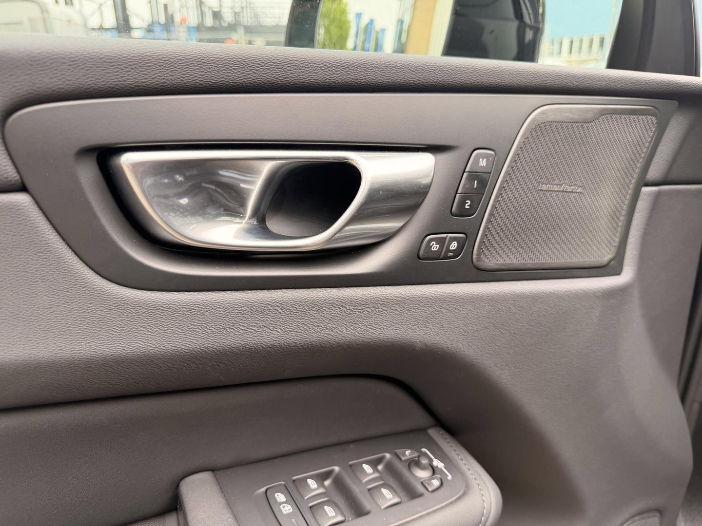 Volvo XC60 2.0 T8 Plug-in hybrid AWD Ultra Dark Facelift model l 21 inc l 360 l stoel verwarming l 455pk