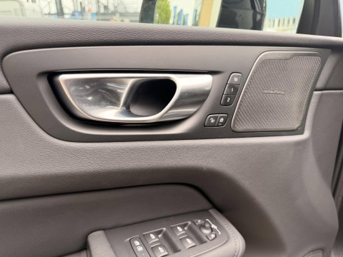 Volvo XC60 2.0 T8 Plug-in hybrid AWD Ultra Dark Facelift model l 21 inc l 360 l stoel verwarming l 455pk