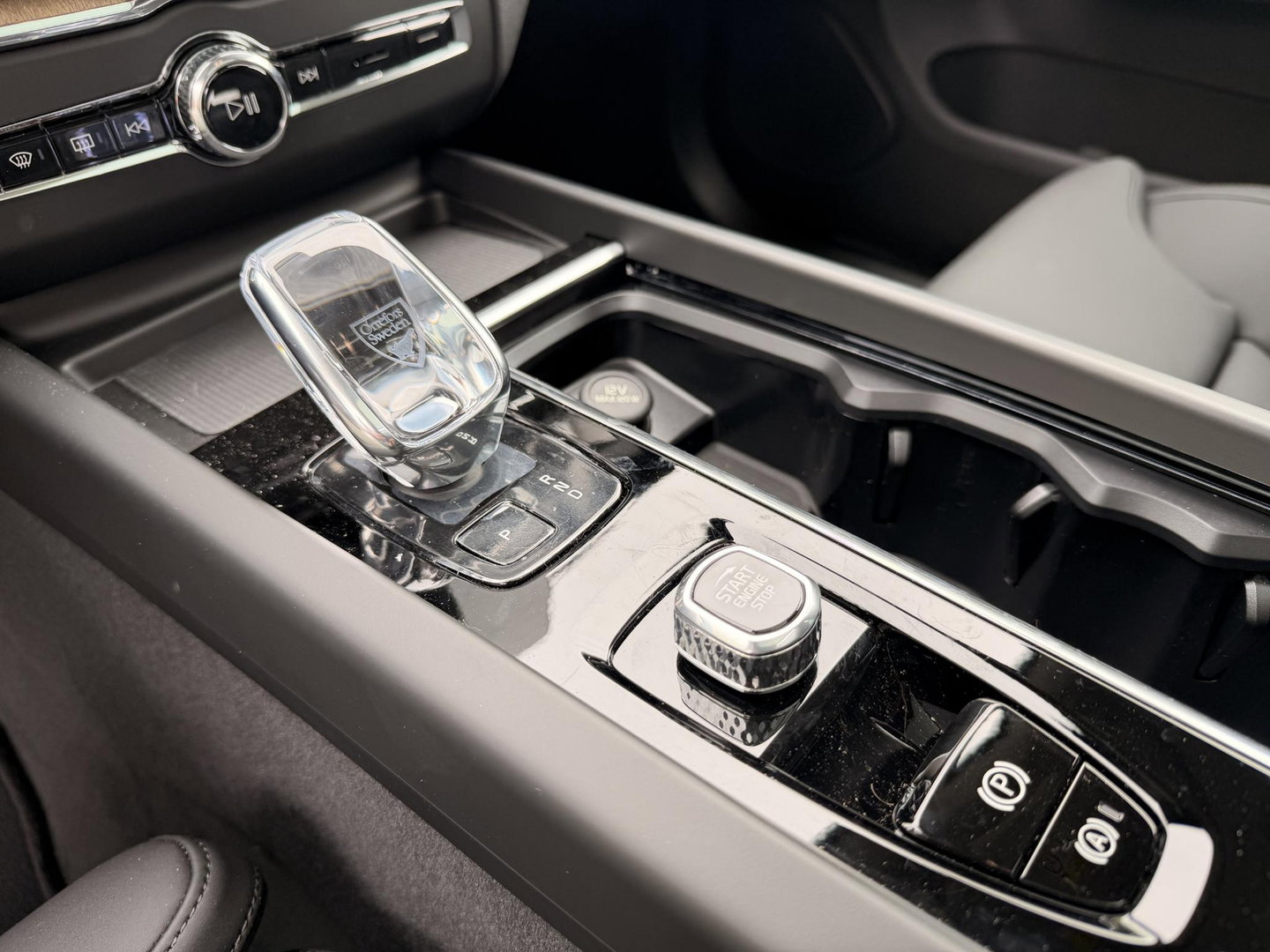Volvo XC60 2.0 T8 Plug-in hybrid AWD Ultra Dark Facelift model l 21 inc l 360 l stoel verwarming l 455pk