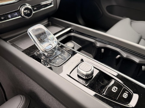 Volvo XC60 2.0 T8 Plug-in hybrid AWD Ultra Dark Facelift model l 21 inc l 360 l stoel verwarming l 455pk