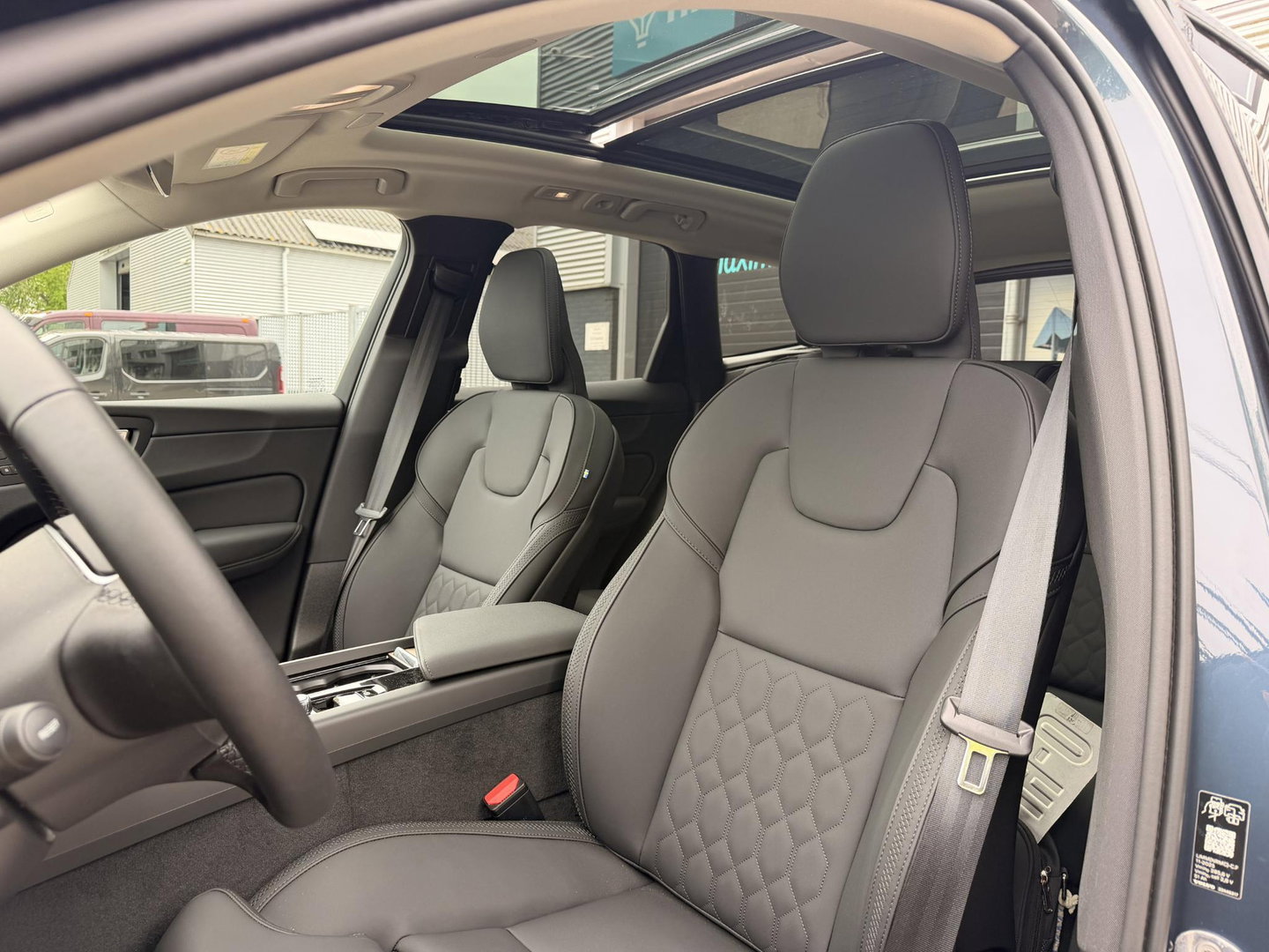 Volvo XC60 2.0 T8 Plug-in hybrid AWD Ultra Dark Facelift model l 21 inc l 360 l stoel verwarming l 455pk