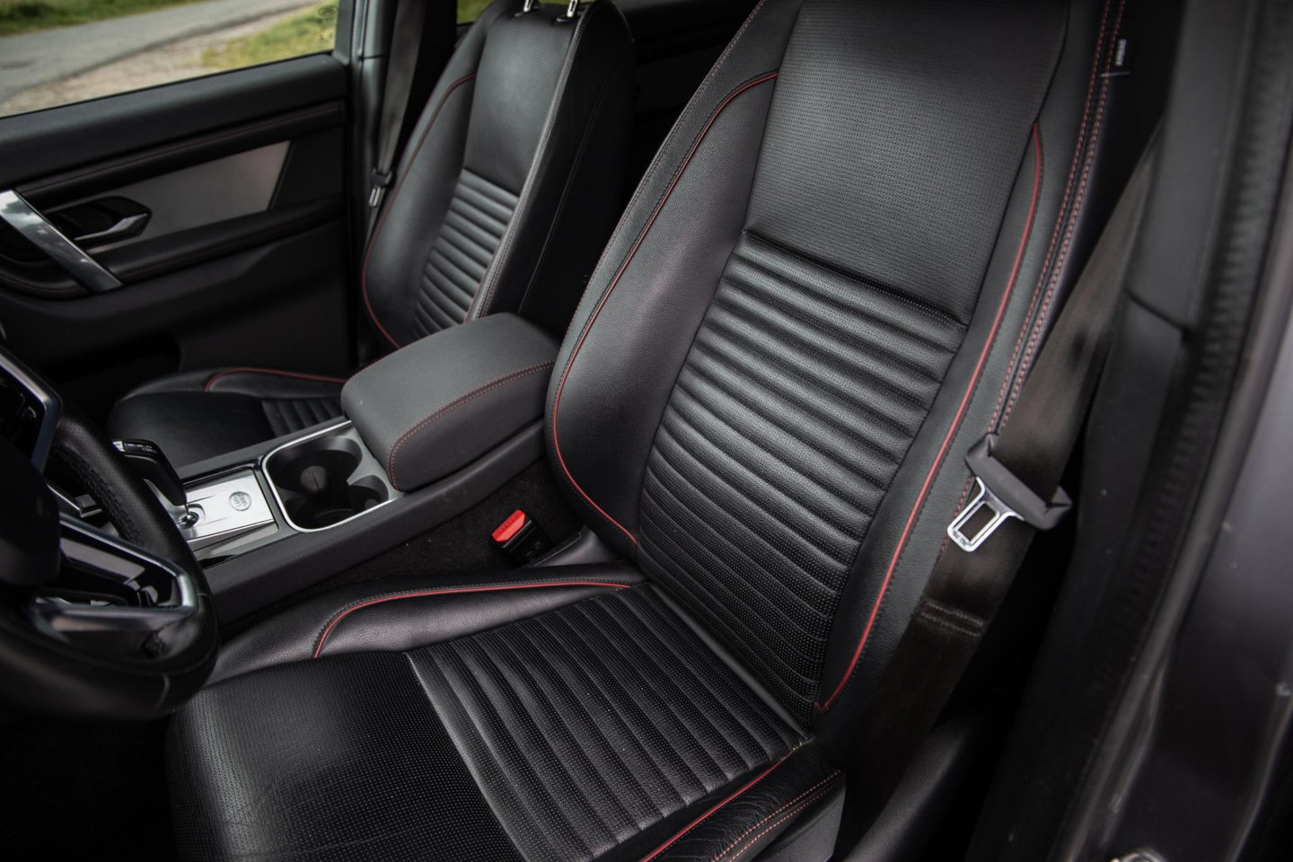 Land Rover Discovery Sport P300e 1.5 R-Dynamic HSE CARPLAY / LEER / DEALER ONDERHOUDEN / CAMERA