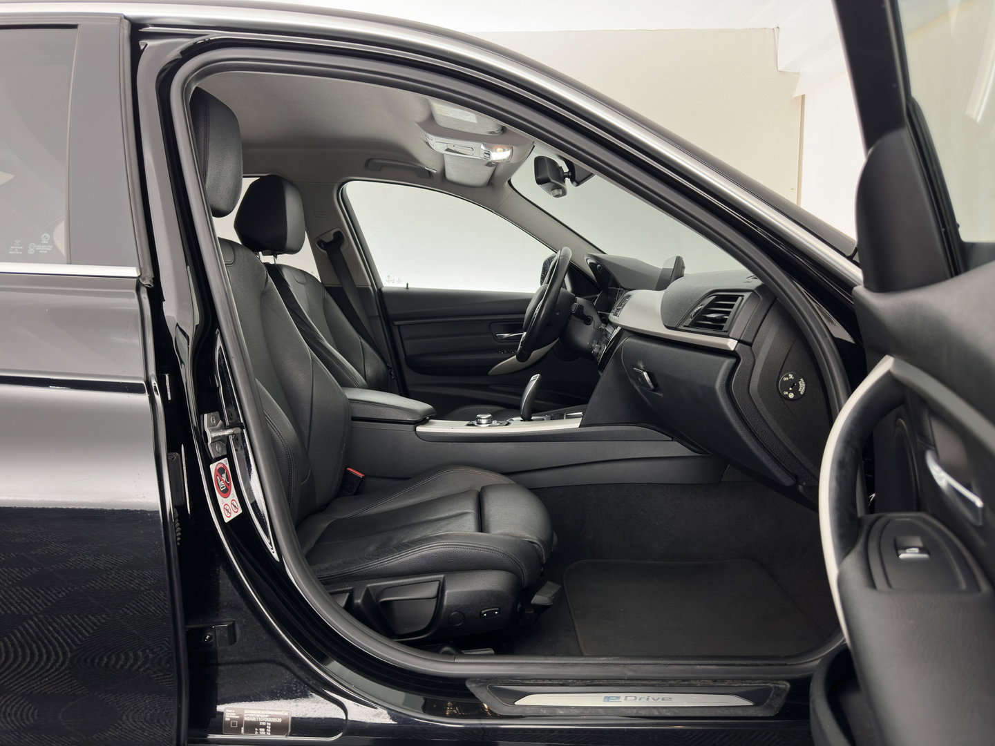 BMW 3-serie 330e Executive (Plug-In) Aut. *LEATHER | FULL-LED | SPORTSEATS | NAVI-FULLMAP | PRIVACY-GLASS | ECC | PDC | CRUISE | 17''ALU*